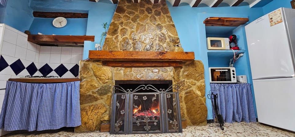 Kitchen or kitchenette, fireplace