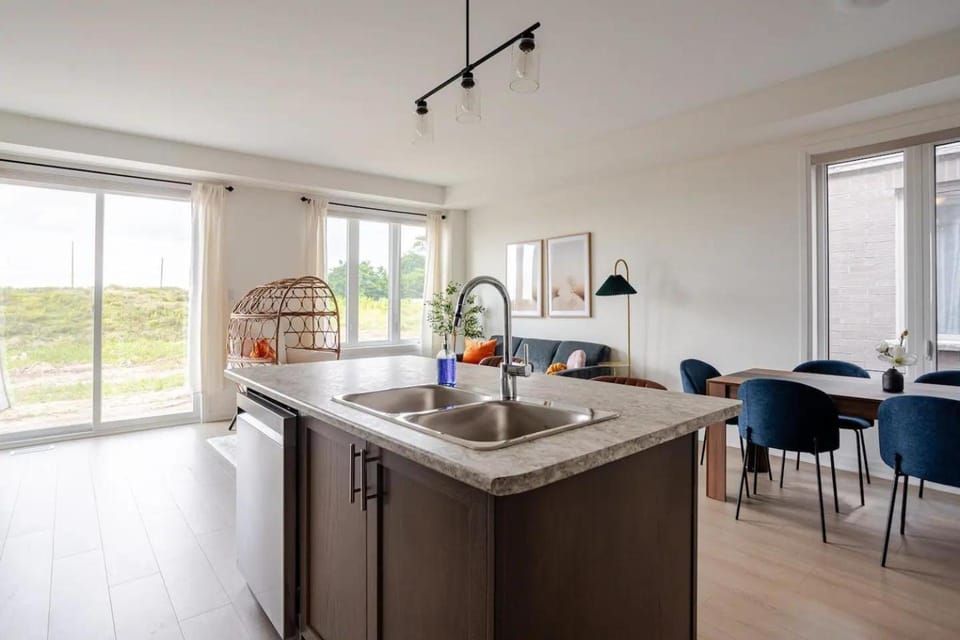 Stylish 4br Fast Wifi Sleeps 10 House in Barrie