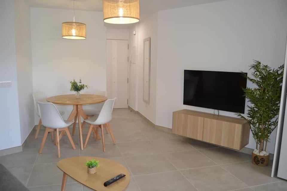TV and multimedia, Living room, Seating area, Dining area, air conditioner