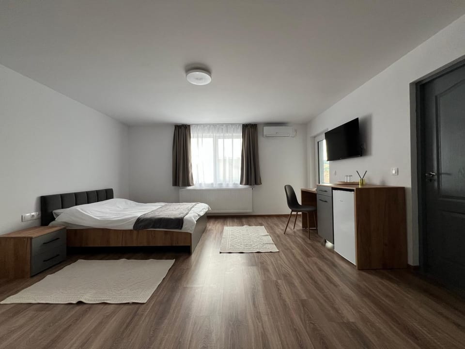 Bed, TV and multimedia, Photo of the whole room, Bedroom