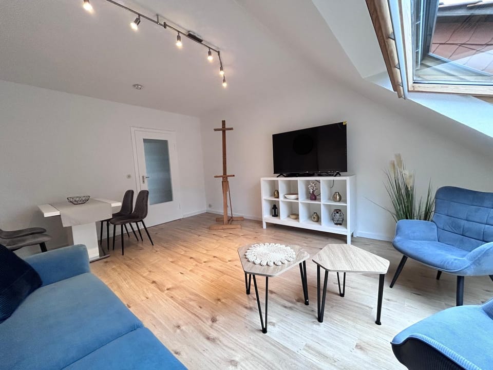 Communal lounge/ TV room, TV and multimedia, Living room, Seating area, Evening entertainment