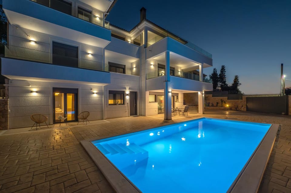 Pool view, Swimming pool, sunbed