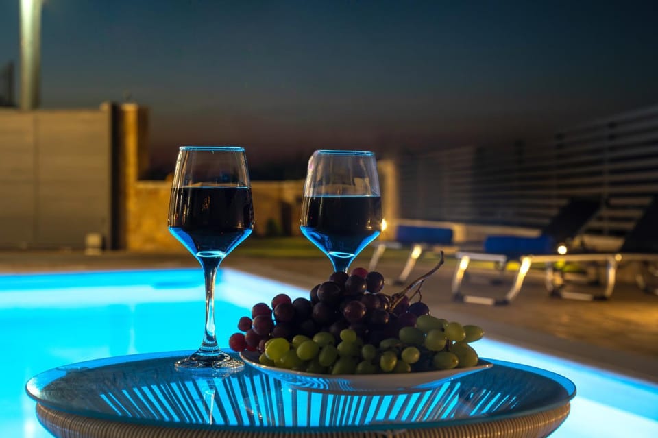 Night, Food and drinks, Food, Swimming pool, Drinks, sunbed