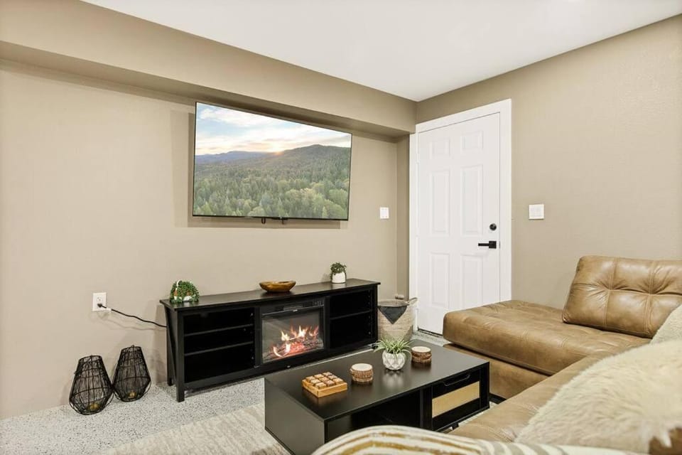 Oak Mountain Retreat, Hot Tub, & BBQ, Game Room! House in Lake Arrowhead