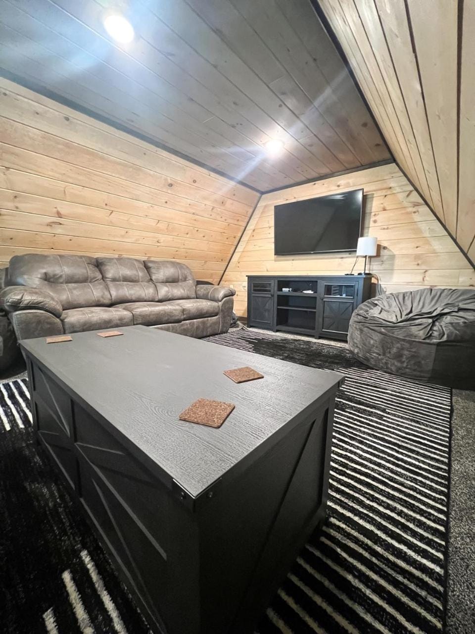 JJ Getaway is a Beautiful 1 Bedroom Cabin in Cobbly Knob - Sleeps 6 Cabin in Pittman Center