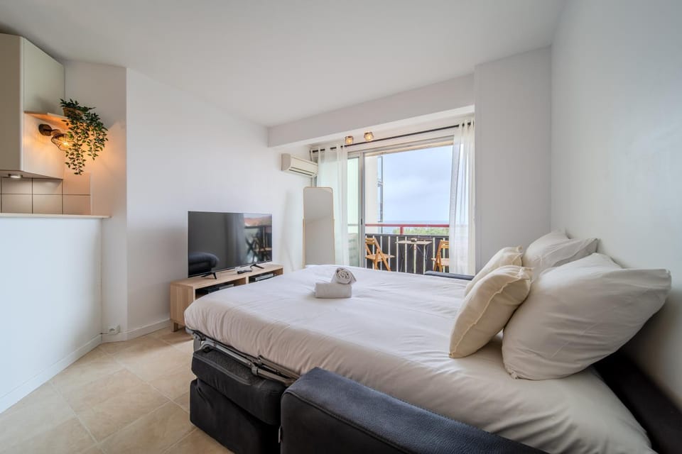Bed, TV and multimedia, Living room, Photo of the whole room