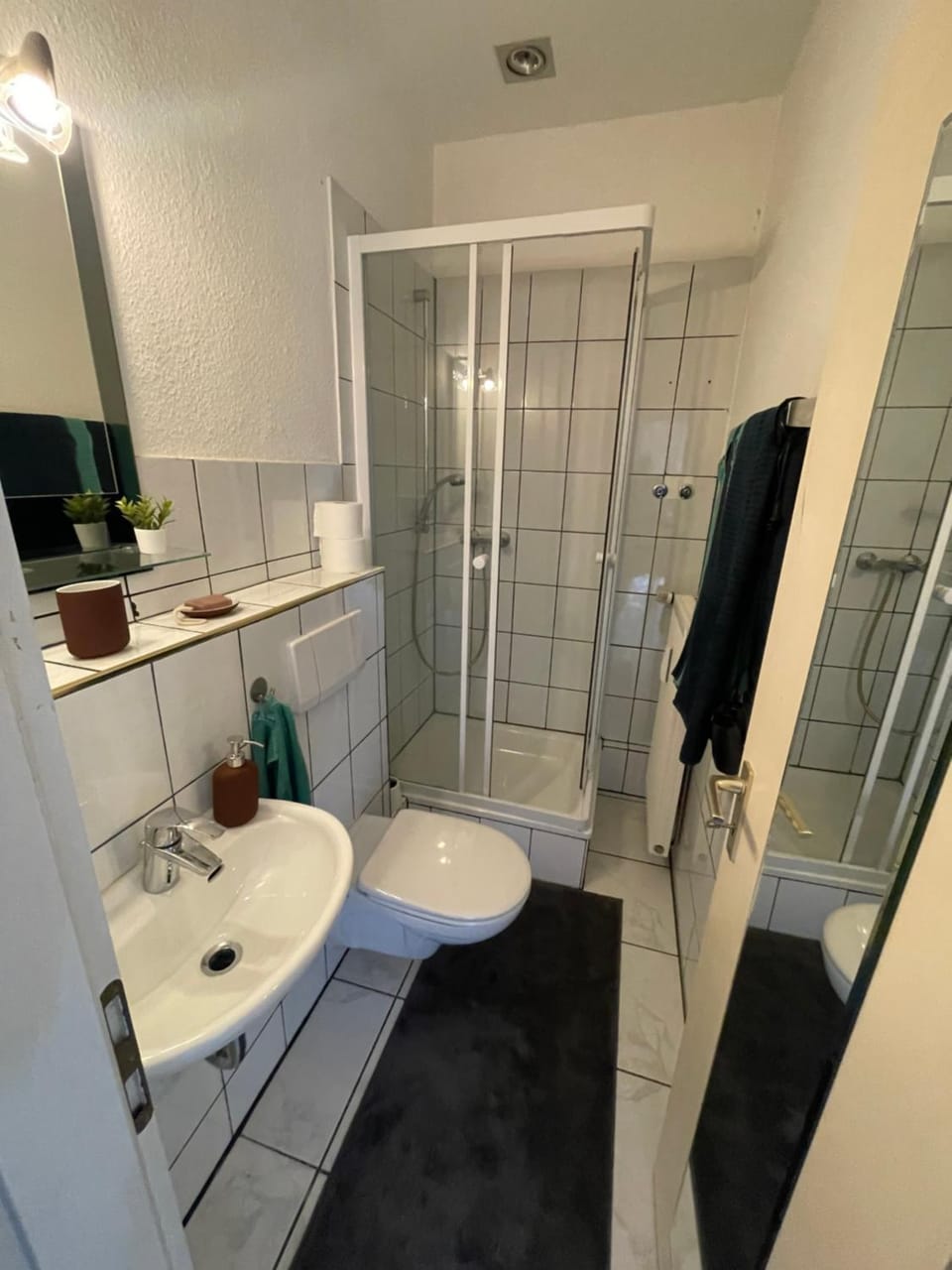 Shower, Toilet, Bathroom, towels