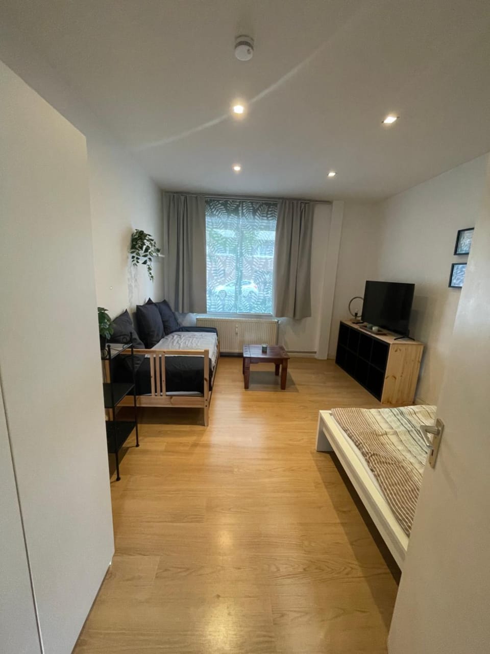 Bed, TV and multimedia, Living room, Photo of the whole room, Seating area, Evening entertainment, Bedroom