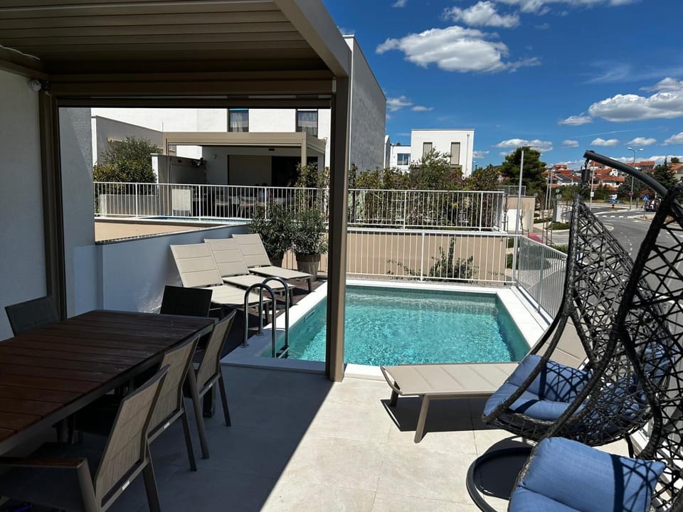 Day, Balcony/Terrace, Seating area, Swimming pool