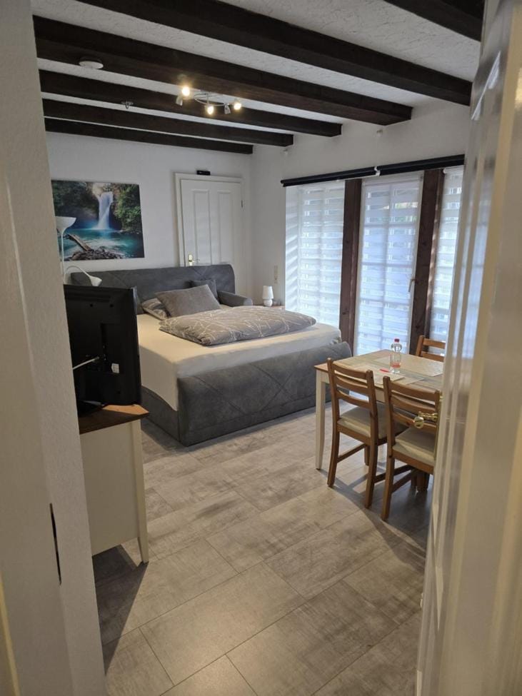 Bed, Photo of the whole room, Seating area, Dining area, Bedroom