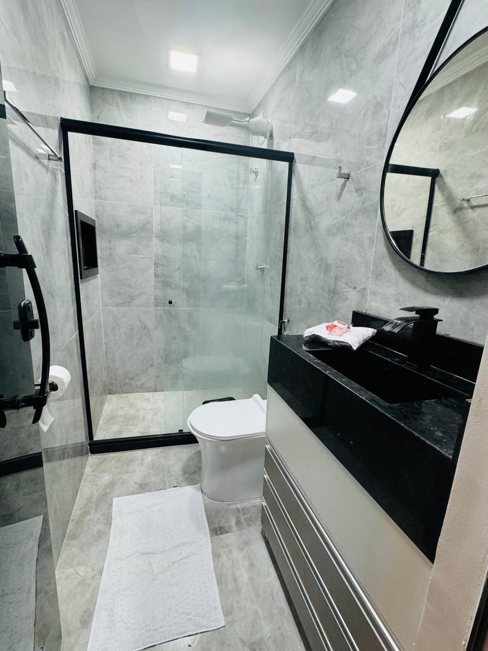 Shower, Toilet, Bathroom, towels