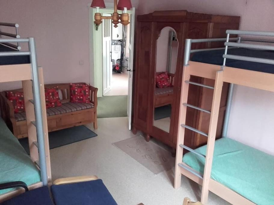 Bedroom, bunk bed
