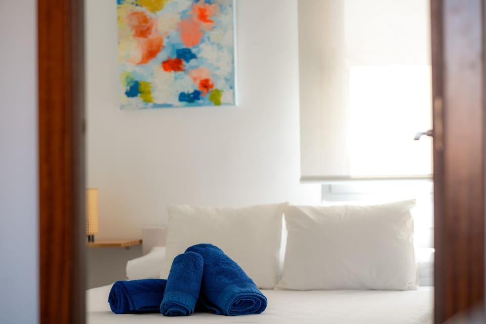 Bed, towels