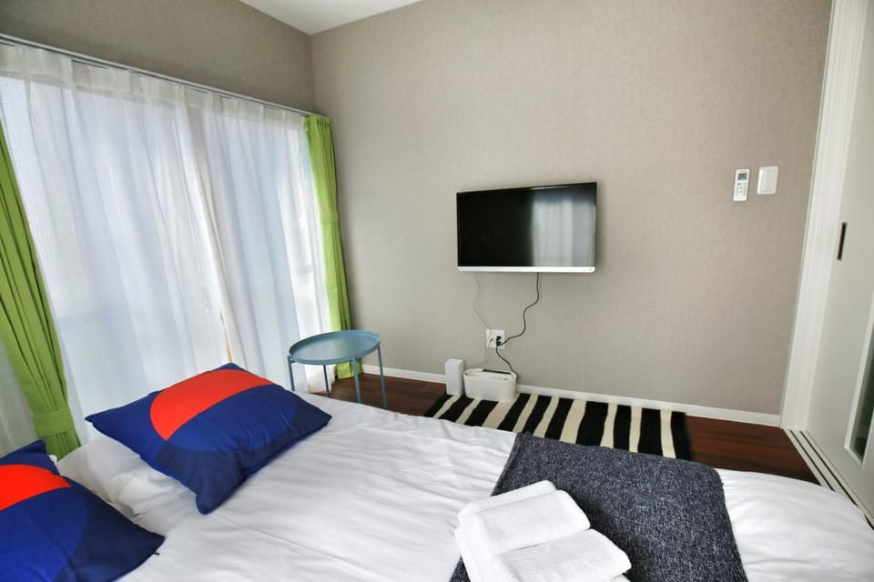 QU302 EPrivate 2BR Home with Living Room and Kitchen, Separate Bath and Toilet, Sleeps 4 Apartment in Japan