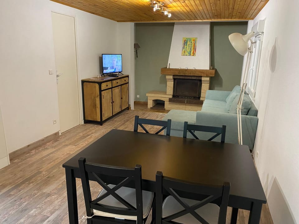 Communal lounge/ TV room, TV and multimedia, Living room, Seating area, Dining area