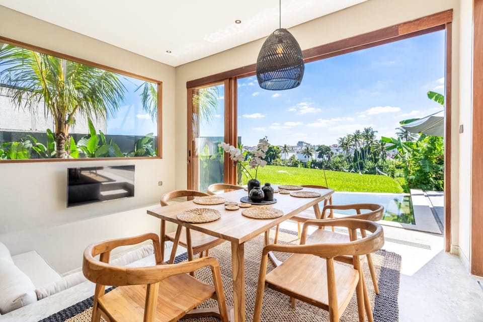 View (from property/room), Living room, Seating area, Dining area