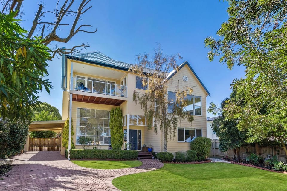 Property building, Garden, Parking