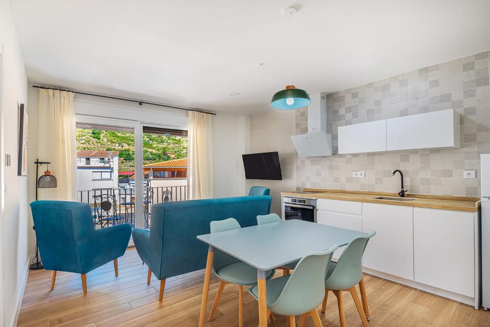 Kitchen or kitchenette, Living room, Seating area, Dining area, oven, stove