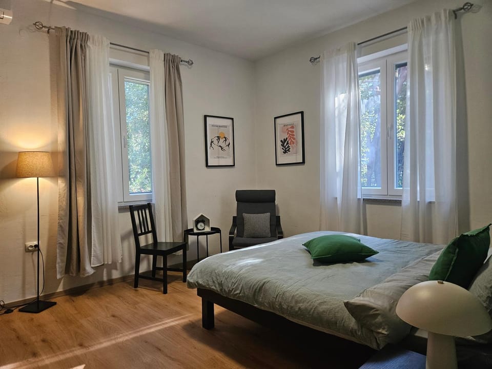 Bed, Seating area, Bedroom