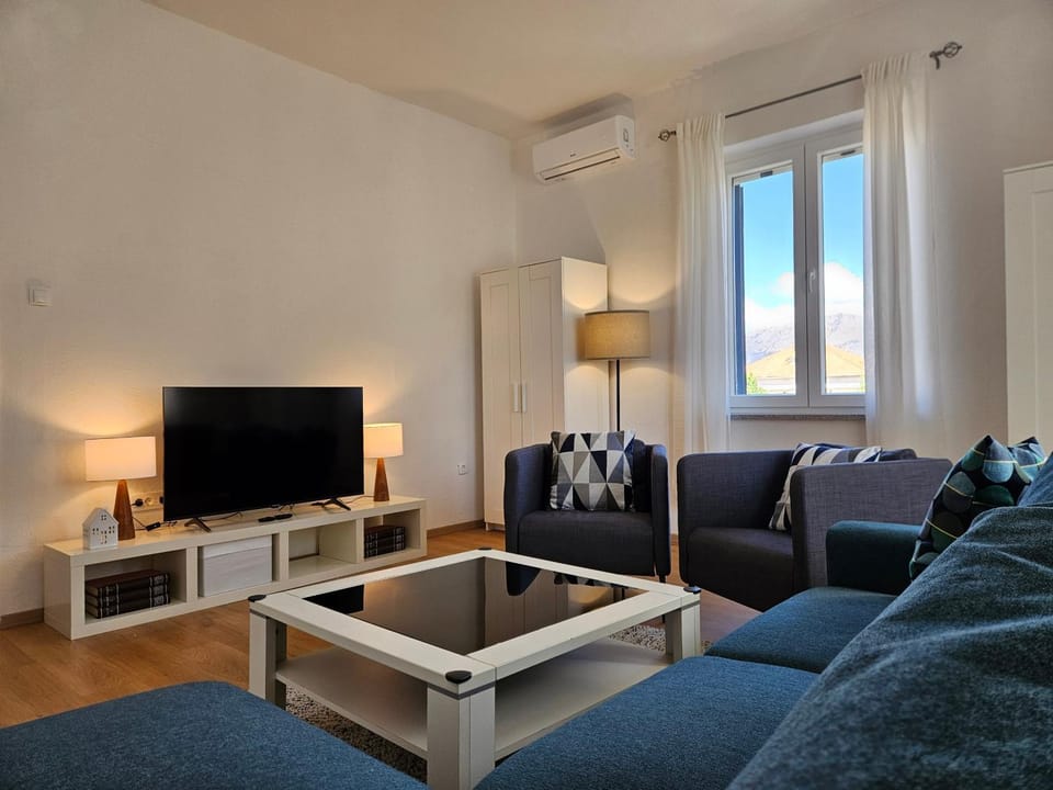 Communal lounge/ TV room, TV and multimedia, Living room, Seating area, Evening entertainment, wardrobe, air conditioner