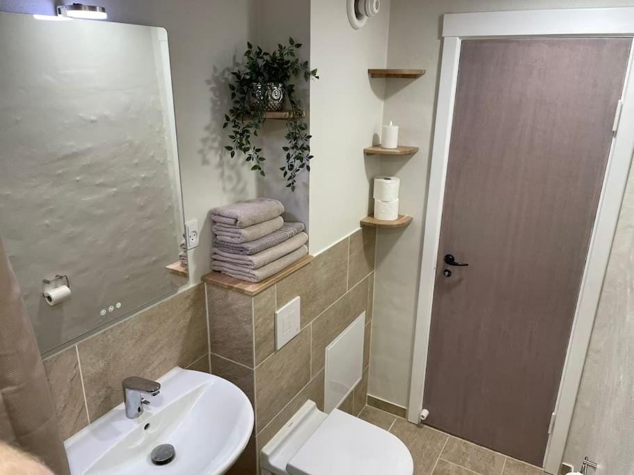 Toilet, Bathroom, towels