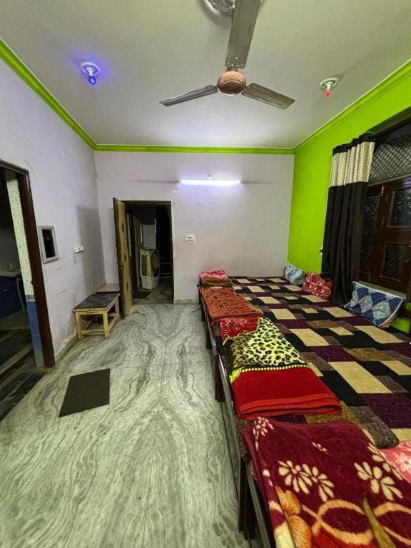 Maatu shri Comfort stay-guest house Bed and Breakfast in Uttar Pradesh