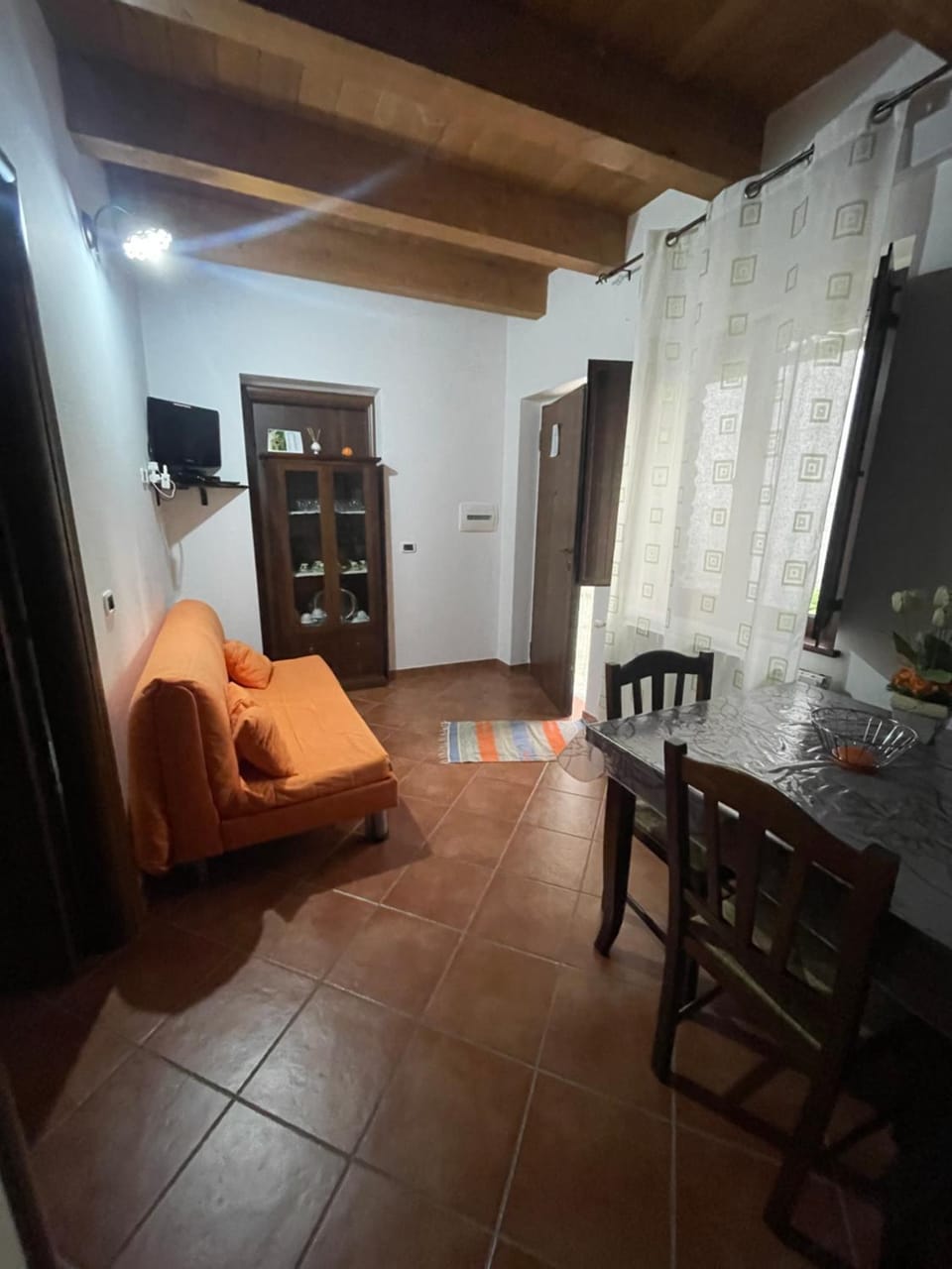 TV and multimedia, Kitchen or kitchenette, Living room, Seating area, Dining area