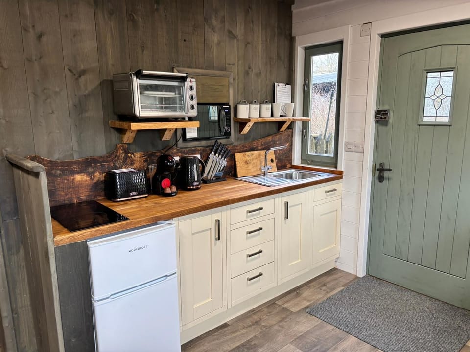 Coffee/tea facilities, Kitchen or kitchenette, stove, toaster