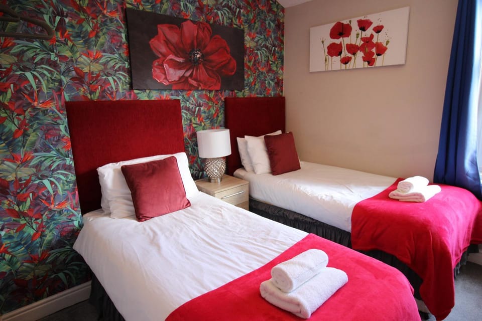 The Trafalgar Sleeps 7 Town Centre House House in Scarborough