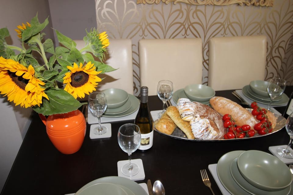 The Trafalgar Sleeps 7 Town Centre House House in Scarborough