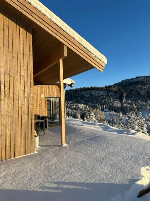 Hytte i flott natur og nær breen House in Vestland