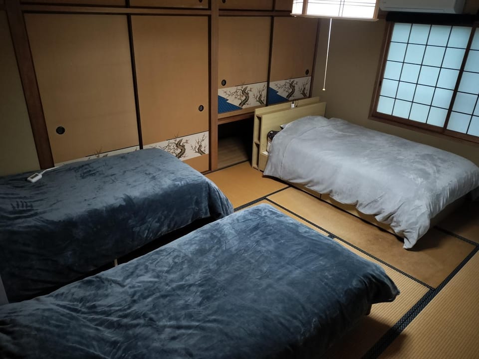 Photo of the whole room, Bedroom