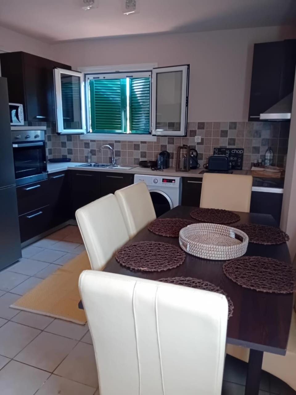 Kitchen or kitchenette, Dining area