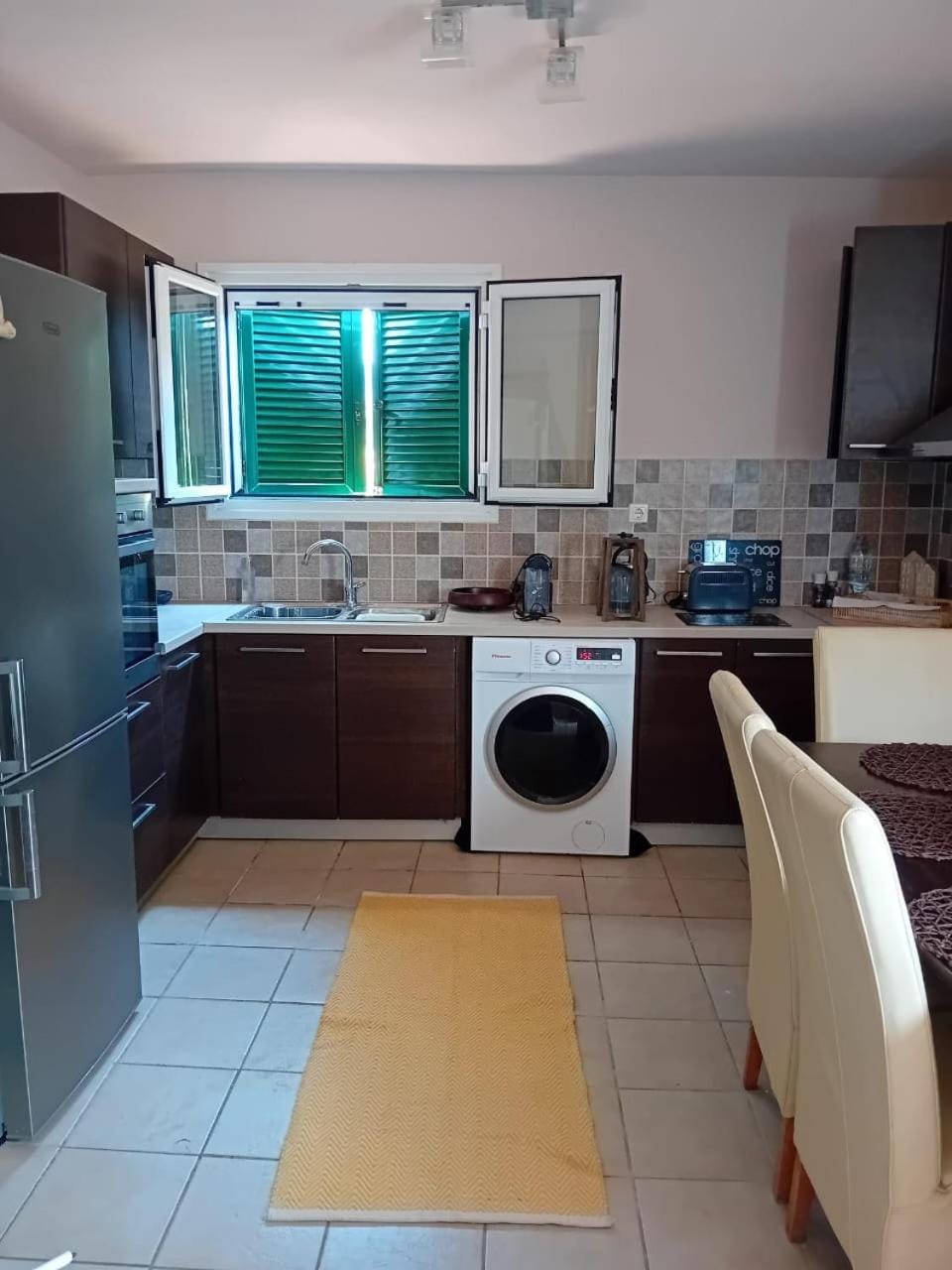 Kitchen or kitchenette, stove, washing machine