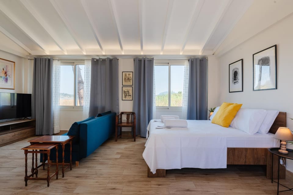 Bed, TV and multimedia, Living room, Photo of the whole room, Seating area, Bedroom