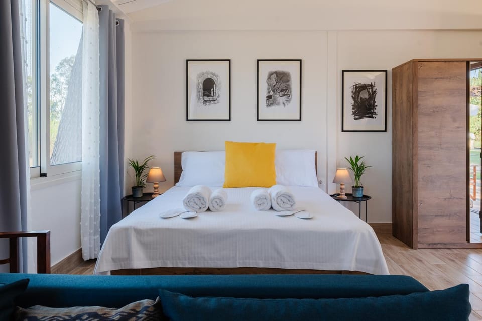 Bed, Photo of the whole room, Bedroom, towels