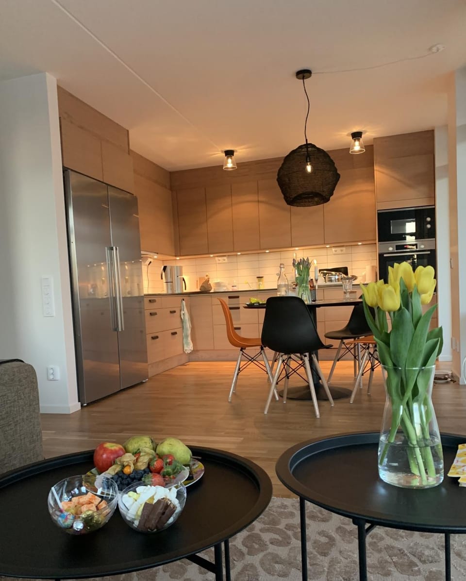 Kitchen or kitchenette, Food and drinks, Dining area