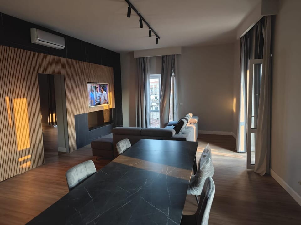 TV and multimedia, Seating area, Dining area