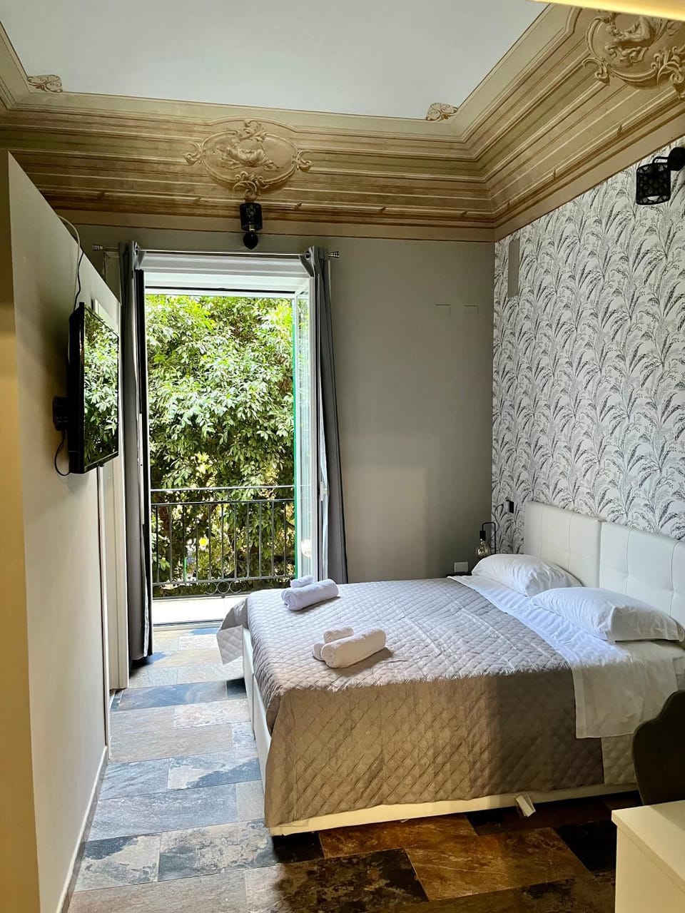 Bed, TV and multimedia, Photo of the whole room, Bedroom, towels