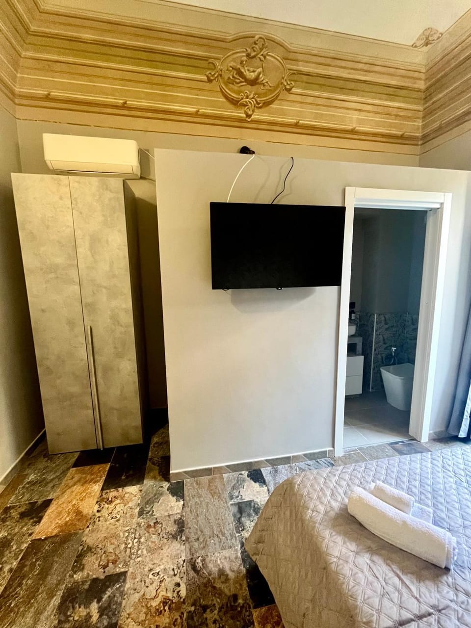 Bed, TV and multimedia, Photo of the whole room, Bedroom
