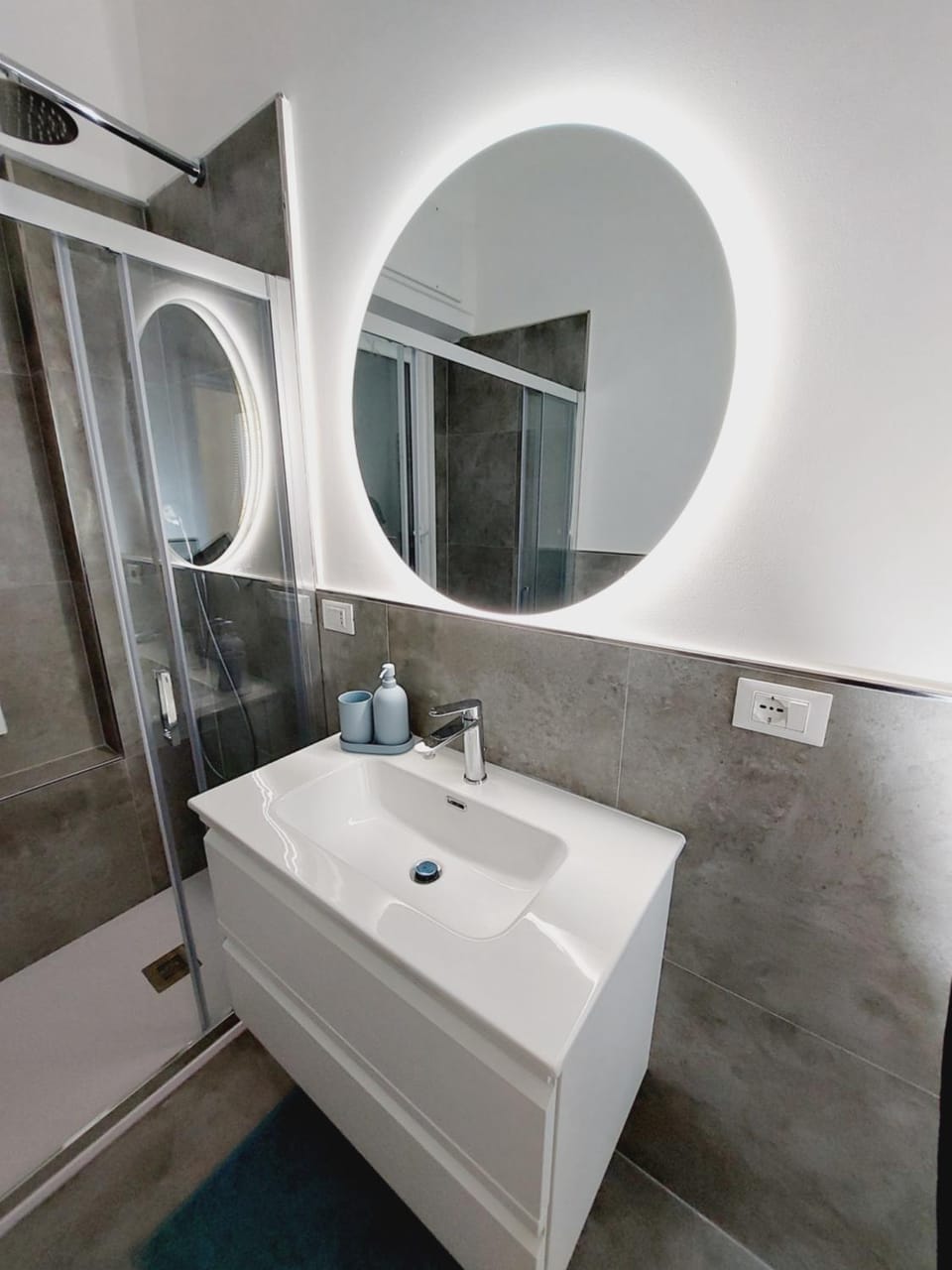 Bathroom, towels