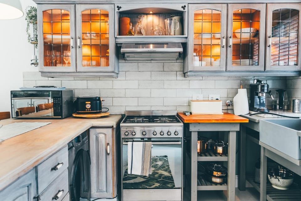 Coffee/tea facilities, Kitchen or kitchenette, oven, stove, toaster