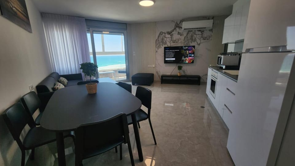 TV and multimedia, Kitchen or kitchenette, Dining area, Sea view, minibar, oven, stove