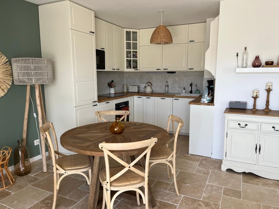 Kitchen or kitchenette, Dining area, stove