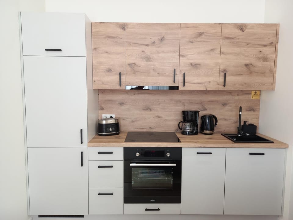 Coffee/tea facilities, Kitchen or kitchenette, stove, toaster