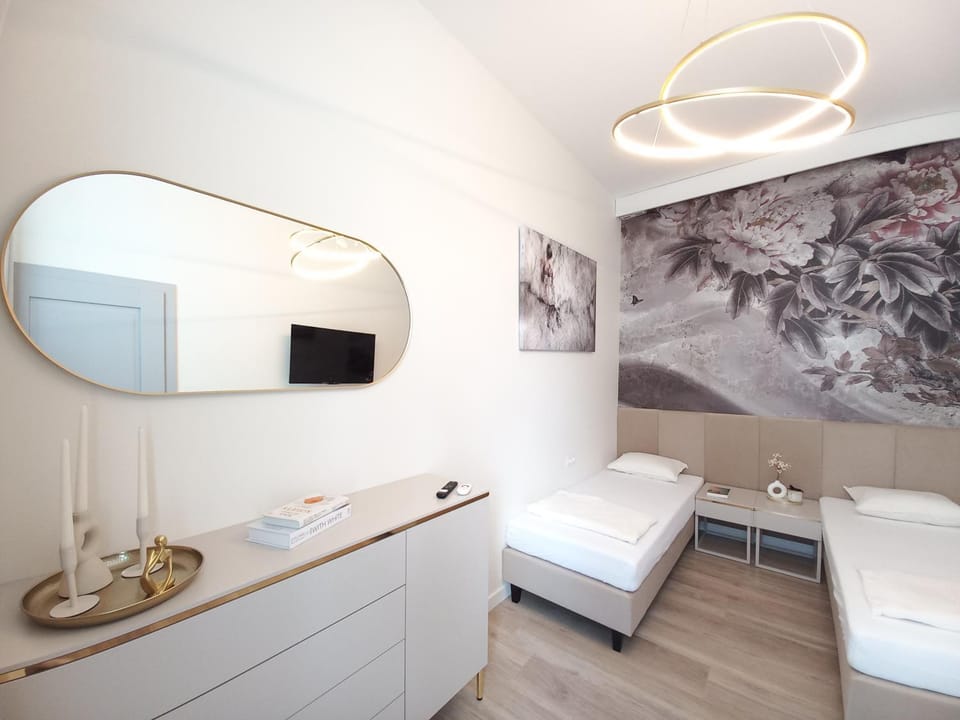 Bed, TV and multimedia, Bedroom