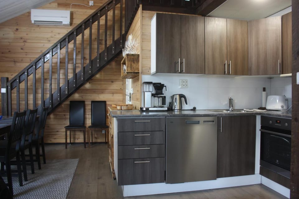 Coffee/tea facilities, Kitchen or kitchenette, dishwasher, oven, toaster