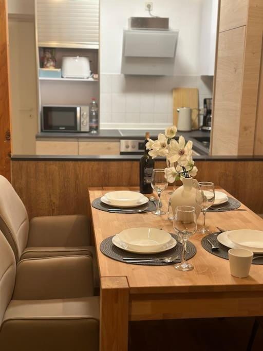 Kitchen or kitchenette, Dining area