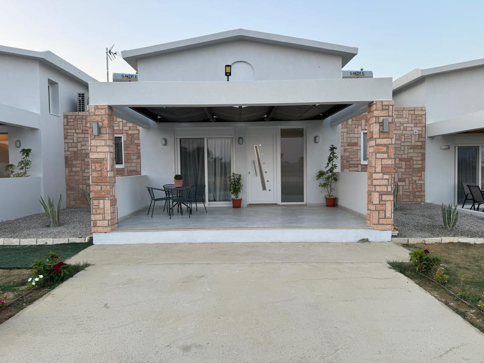 Property building, Facade/entrance, Day