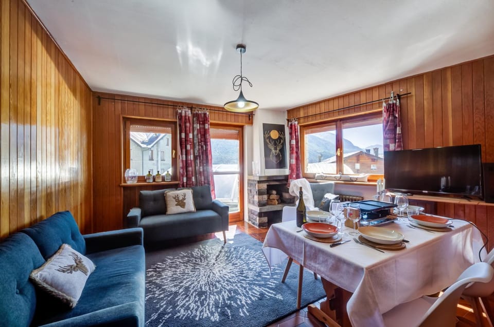 Snowflakes Retreat - Roomy Apartment with a view & Relax Solarium CIR 0133 Apartment in Aosta Valley, Italy